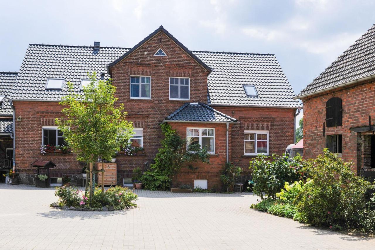Hotel Gutshof Zum Adlernest Arnsnesta Esterno foto